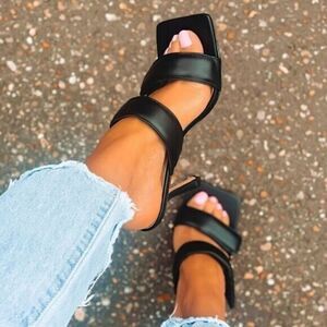 BLACK HEEL MULES
